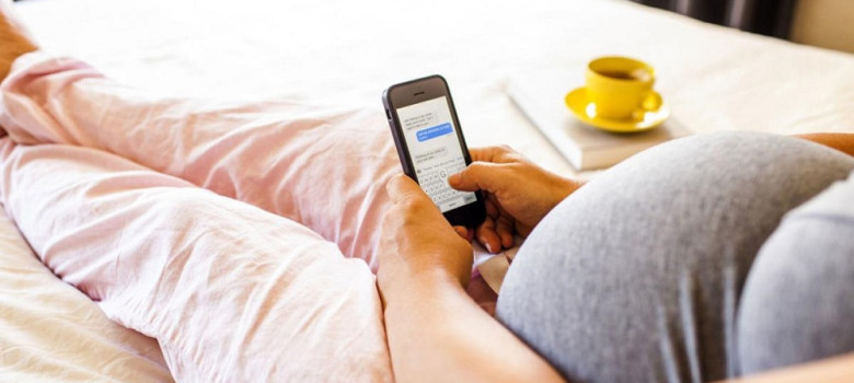 Mang thai xem điện thoại nhiều có tốt không?
