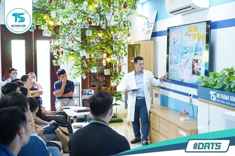 Phòng khám Dr Thành Sơn tấp nập khách hàng đến thăm khám