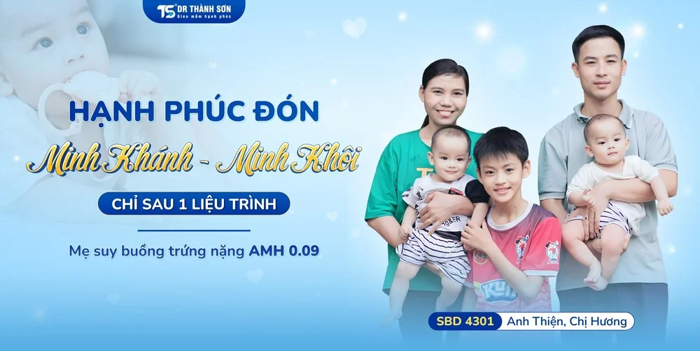 Suy buồng trứng - "Chặn đứng" cơ hội có con, tìm hiểu ngay! 5 Suy buồng trứng đang trở thành rào cản lớn nhất với ước mơ làm mẹ của nhiều phụ nữ. Không chỉ ảnh hưởng đến khả năng sinh sản, căn bệnh này còn tiềm ẩn nhiều nguy cơ sức khỏe nghiêm trọng. Hiểu rõ và phát hiện sớm chính là chìa khóa để bảo vệ hạnh phúc gia đình và tương lai của bạn! 1. Ảnh hưởng của suy buồng trứng đến sức khỏe Suy buồng trứng là tình trạng chức năng của buồng trứng bị suy giảm hoặc ngừng hoạt động sớm hơn bình thường làm ảnh hưởng đến hoạt động sản xuất hormone và trứng khiến chị em có nguy cơ đối mặt với nhiều vấn đề về sức khỏe. Hình ảnh minh hoạ suy buồng trứng Giảm ham muốn tình dục: Tình trạng này ảnh hưởng trực tiếp đến quan hệ vợ chồng, gây ra những vấn đề về hạnh phúc gia đình. Tăng nguy cơ mắc bệnh mãn tính: Phụ nữ suy buồng trứng sớm có nguy cơ cao mắc các bệnh tim mạch, loãng xương do sự thiếu hụt hormone estrogen. Ảnh hưởng đến tâm lý: Suy buồng trứng kéo dài có thể gây ra các vấn đề về tinh thần như trầm cảm, lo lắng, làm giảm chất lượng cuộc sống. Khó có con: Khi buồng trứng bị suy yếu, số lượng trứng giảm đi đáng kể. Không chỉ vậy, chất lượng trứng cũng kém hơn, làm giảm khả năng thụ thai và có nguy cơ gây ra tình trạng vô sinh hiếm muộn. Việc thăm khám định kỳ và kịp thời phát hiện các dấu hiệu bất thường sẽ giúp gia tăng cơ hội đón con yêu. 2. Các dấu hiệu nhận biết suy buồng trứng sớm Phụ nữ bị suy buồng trứng sớm thường có những triệu chứng điển hình như: Rối loạn kinh nguyệt: Kinh nguyệt ít, không ổn định hoặc không có kinh trong thời gian dài. Kinh nguyệt phản ánh tình trạng sức khỏe của buồng trứng Giảm chức năng sinh lý: Khô âm đạo, giảm ham muốn tình dục. Triệu chứng giống tuổi mãn kinh: Bốc hỏa, đổ mồ hôi nhiều vào ban đêm. Rối loạn tiết niệu: Són tiểu hoặc đi tiểu thường xuyên. Kết quả kiểm tra y khoa: Siêu âm cho thấy buồng trứng nhỏ, không phát triển; xét nghiệm máu cho thấy nồng độ hormone estrogen giảm thấp. Việc nhận biết sớm và điều trị kịp thời không chỉ giúp cải thiện chất lượng cuộc sống mà còn tăng cơ hội làm mẹ cho phụ nữ mắc suy buồng trứng sớm. 3. Nguyên nhân gây suy buồng trứng sớm Bệnh lý tự miễn tuyến giáp: Viêm tuyến giáp tự miễn phá hủy tuyến giáp, đồng thời có thể gây suy giảm chức năng buồng trứng. Tiền sử cắt buồng trứng: Phẫu thuật cắt bỏ một hoặc cả hai bên buồng trứng vì lý do bệnh lý làm mất khả năng sản sinh hormone và trứng của cơ thể. Lạm dụng thuốc lá và rượu bia: Các chất độc hại trong thuốc lá và rượu bia gây tổn thương chức năng của buồng trứng, làm tăng nguy cơ suy buồng trứng sớm. Lối sống không lành mạnh gây ảnh hưởng xấu đến sức khỏe sinh sản Nhiễm virus: Các virus như quai bị, Herpes Simplex... có thể gây viêm và tổn thương buồng trứng, dẫn đến suy giảm chức năng. Stress: Căng thẳng kéo dài ảnh hưởng đến hệ thần kinh thực vật, gây rối loạn nội tiết tố và giảm hormone estrogen – một yếu tố quan trọng duy trì chức năng buồng trứng. Giảm cân quá mức: Estrogen được sản xuất từ chất béo trong cơ thể. Giảm cân đột ngột hoặc quá mức làm giảm tỷ lệ mỡ, dẫn đến thiếu hụt estrogen, gây rối loạn kinh nguyệt và suy buồng trứng sớm. Phụ nữ cần chú ý đến các dấu hiệu bất thường và thăm khám kịp thời để bảo vệ sức khỏe sinh sản của mình. 4. Tăng khả năng thụ thai cho người suy buồng trứng Suy buồng trứng gây ảnh hưởng lớn tới chất lượng cuộc sống của phụ nữ, đặc biệt trong chuyện chăn gối khiến bệnh nhân mất tự tin vào bản thân. Chức năng sinh sản cũng bị suy giảm đáng kể do không thể sản sinh trứng và phóng noãn để thụ tinh dẫn đến vô sinh. Phụ nữ bị suy buồng trứng gặp nhiều khó khăn trong việc thụ thai Với những chị em mong con, phương pháp kích thích buồng trứng được áp dụng với kỳ vọng thu được nhiều trứng hơn so với những chu kỳ bình thường. Tuy nhiên, mỗi bệnh nhân sẽ có đáp ứng với thuốc kích thích buồng trứng khác nhau. Do đó cần thăm khám kỹ càng và có phác đồ cá thể hóa được tư vấn bởi chuyên gia. Nổi bật trong lĩnh vực tư vấn hỗ trợ sinh sản, phòng khám Dr Thành Sơn tại Long Biên, Hà Nội tự hào là địa chỉ tin cậy cho các cặp vợ chồng đang mong con. Với đội ngũ y bác sĩ sản phụ khoa giàu kinh nghiệm, tay nghề cao cùng phương pháp tư vấn mang thai tự nhiên độc quyền, phòng khám đã giúp hơn 3.000 trường hợp suy buồng trứng thành công đón tin vui. Dr Thành Sơn hỗ trợ các trường hợp suy buồng trứng trên toàn quốc Những ca suy buồng trứng khó, chỉ số dự trữ buồng trứng AMH rất thấp, tuổi cao kèm bệnh lý phức tạp, mong con nhiều năm, hay thậm chí là những ca thất bại chuyển phôi nhiều lần trước đó đều được phòng khám Dr Thành Sơn hỗ trợ hiệu quả, mang đến niềm hạnh phúc làm cha mẹ cho nhiều gia đình. Nếu bạn đang lo lắng về tình trạng suy buồng trứng nói riêng hay sức khỏe sinh sản nói chung cần được tư vấn và hỗ trợ, hãy liên hệ với chúng tôi qua hotline 078.666.9696 hoặc để lại thông tin tại FORM MẪU. Đội ngũ bác sĩ và tổ chuyên môn của chúng tôi sẽ hỗ trợ bạn miễn phí và nhanh nhất!