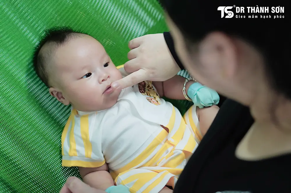 Tinh trùng yếu, AMH cao không ngăn được giấc mơ làm cha mẹ: Câu chuyện truyền cảm hứng của vợ chồng chị Lan (Mỹ Đức) 4 Tinh trùng yếu, AMH cao không ngăn được giấc mơ làm cha mẹ Câu chuyện truyền cảm hứng của vợ chồng chị Lan (Mỹ Đức)