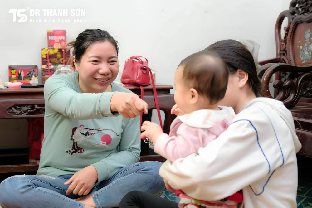 Bé Dâu Tây – Trái ngọt sau 7 năm vợ chồng chị Liên kiên trì tìm con 2 Bé Dâu Tây – Trái ngọt sau 7 năm vợ chồng chị Liên kiên trì tìm con